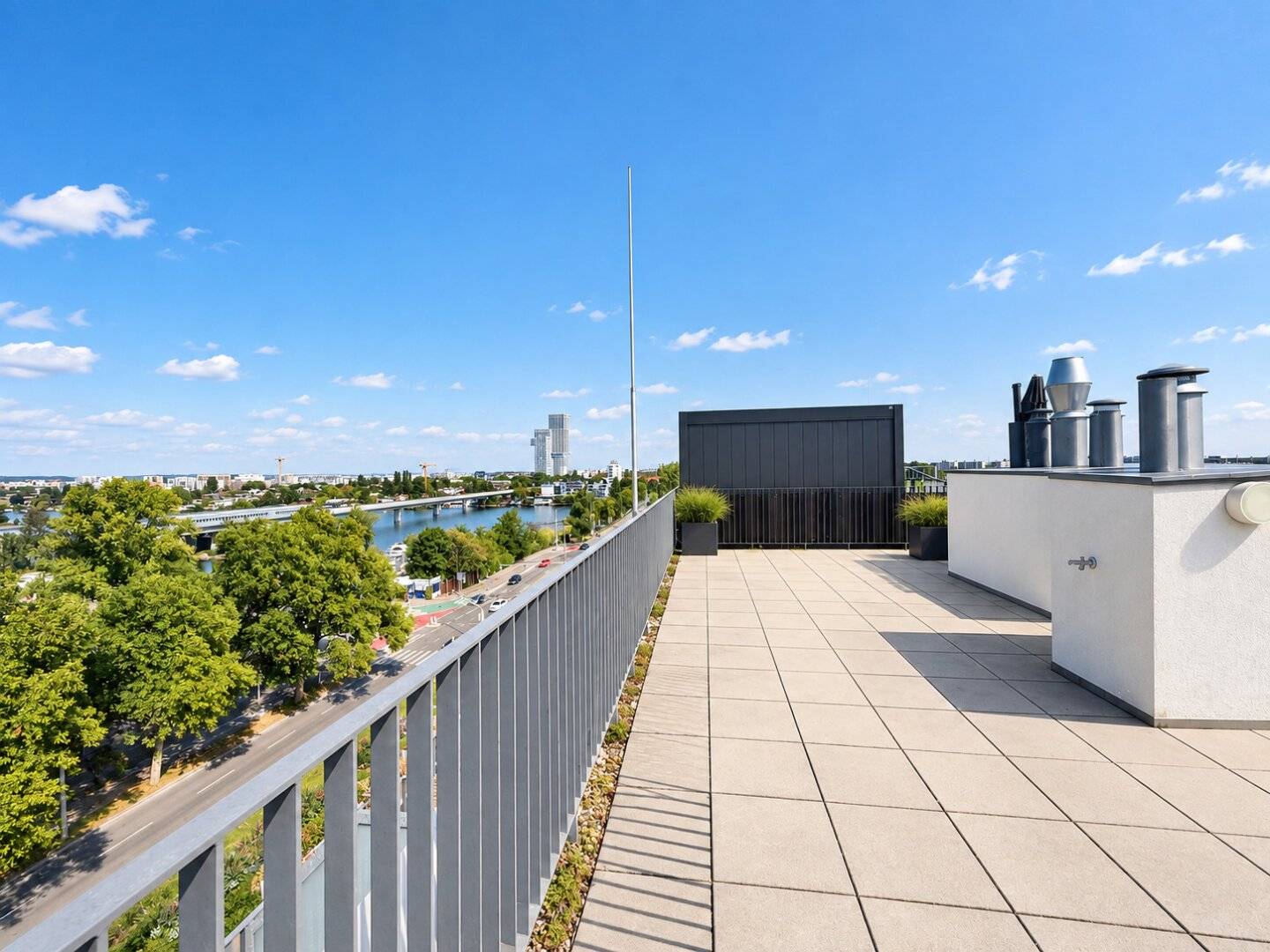 Exclusive penthouse apartment with spectacular Danube and city view