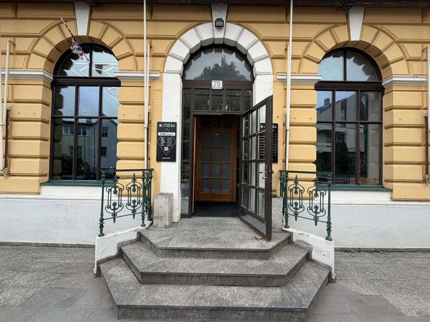 Freistehendes Haus mit 2 Geschäftslokalen zu einem Preis in 2352 Gumpoldskirchen zu vermieten!!