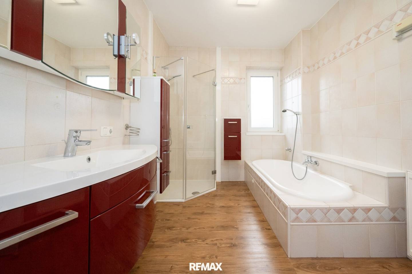 DIETACH | Well-kept 3-room apartment with loggia and underground parking space!