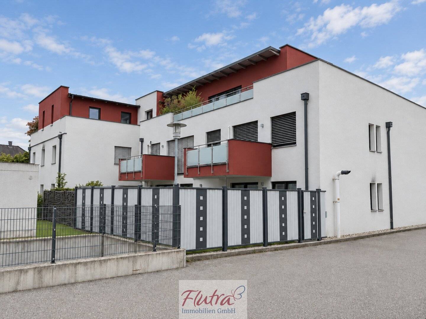Nearly new 3-room condominium in Eferding with terrace, garage and parking space