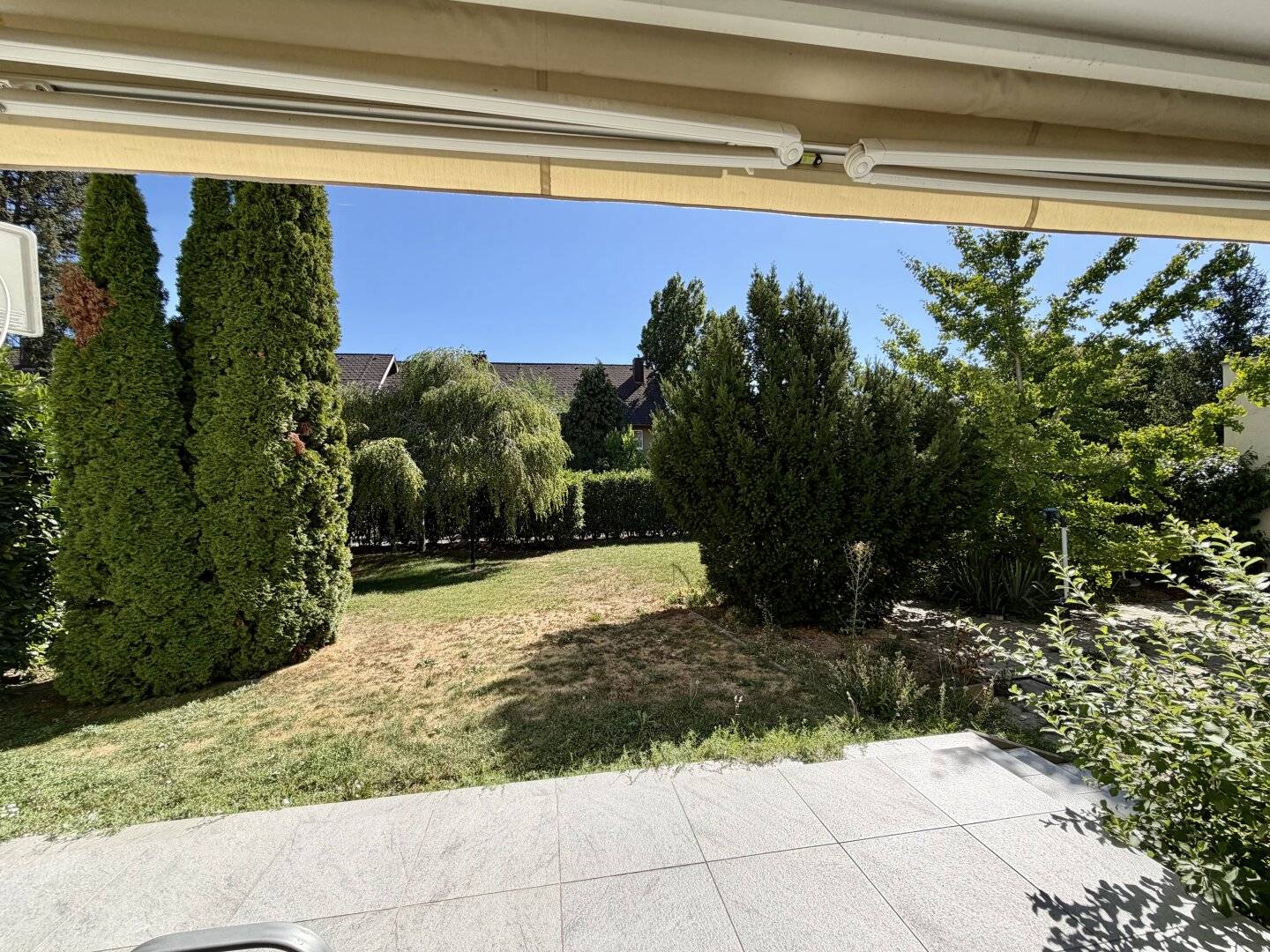 Garden apartment with potential – 3 rooms – 230 m² private garden