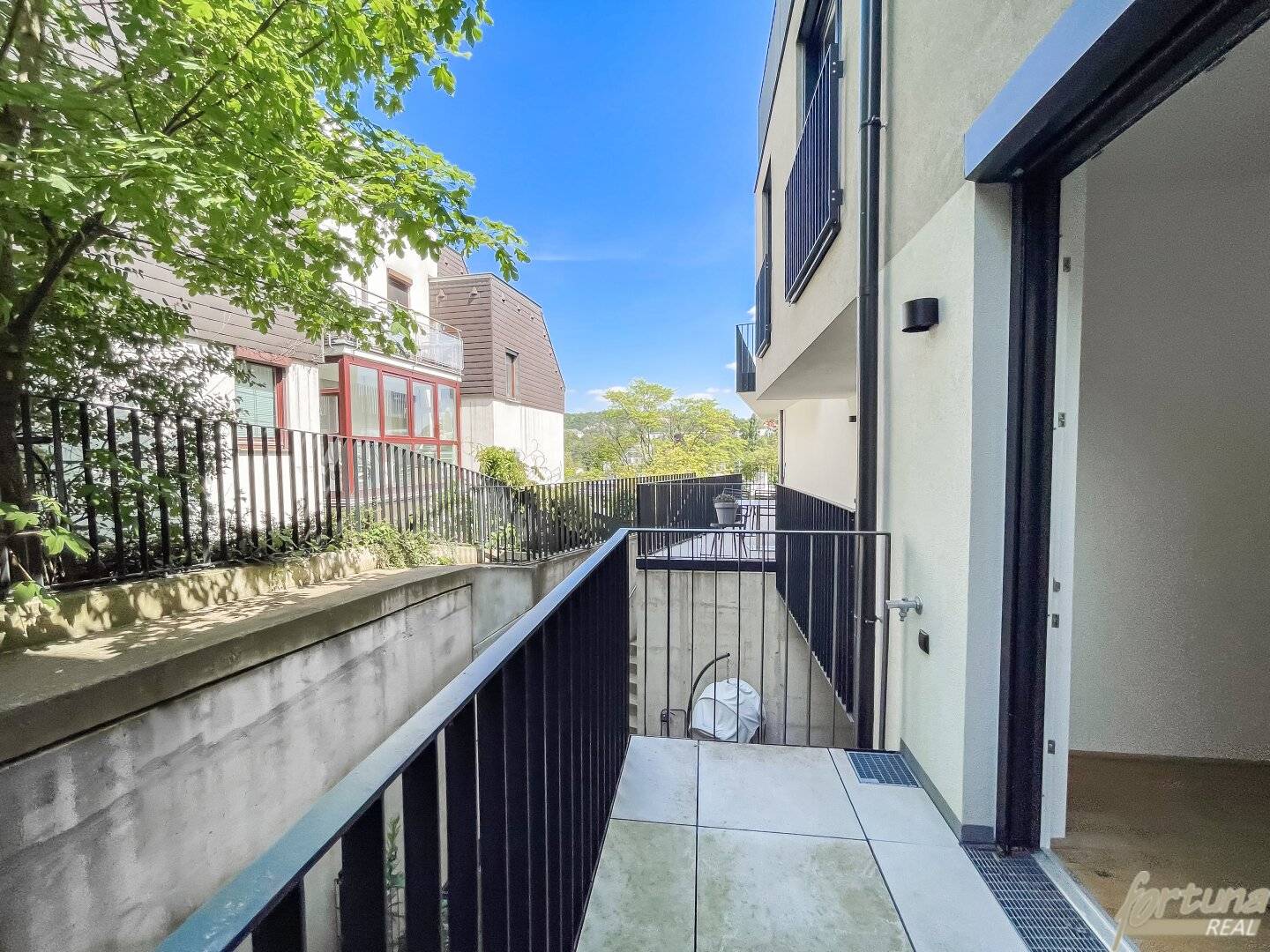 Privacy in the middle of Vienna: High-quality maisonette with garden and balcony