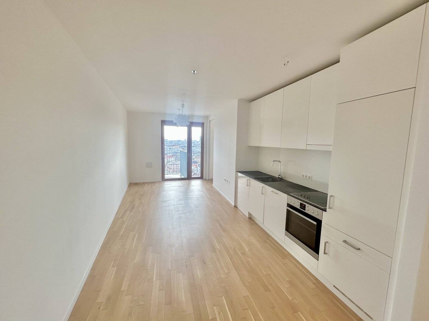 THE METROPOLITAN - south-facing 2-room apartment on the 19th floor - available immediately!