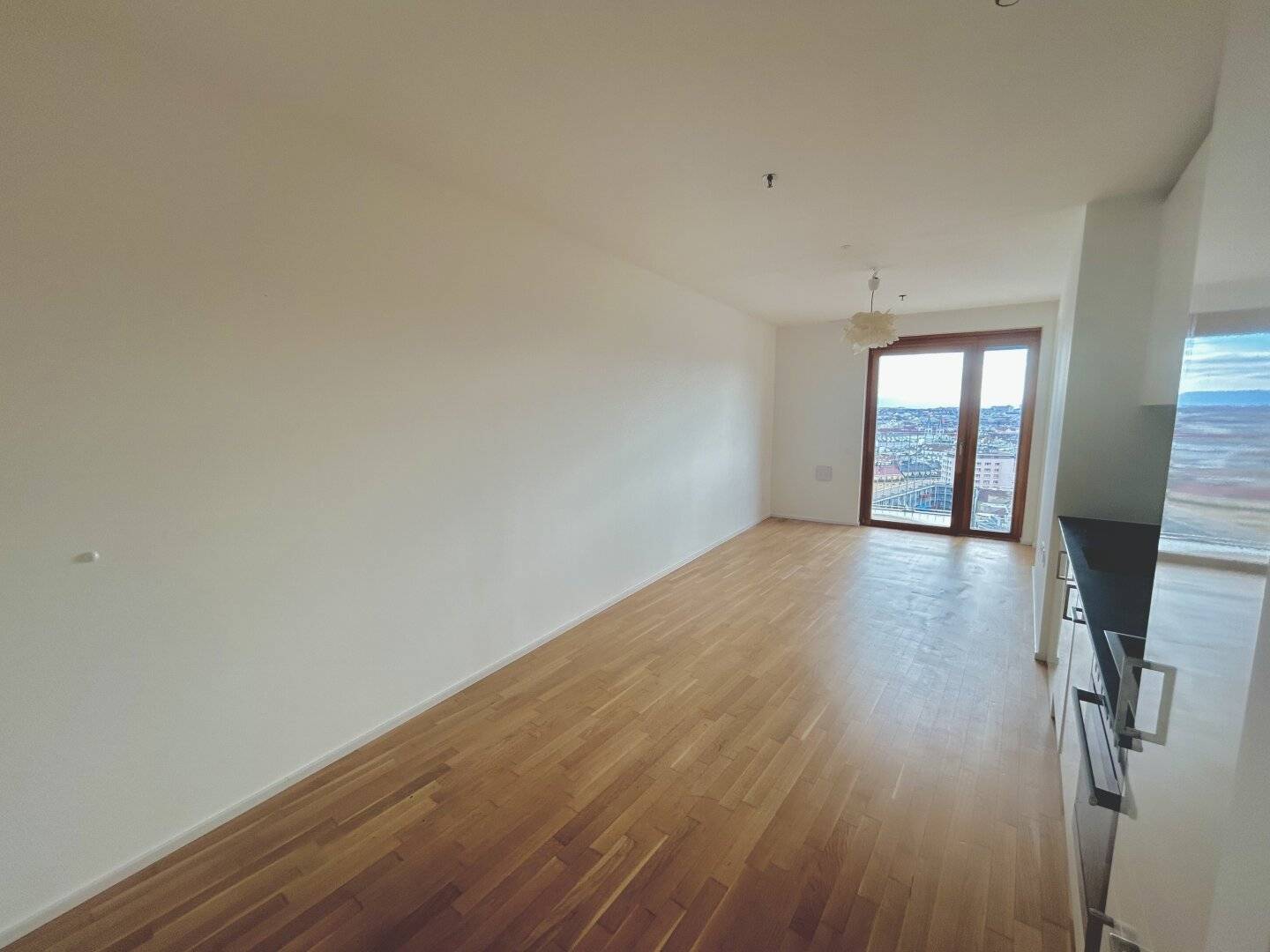 THE METROPOLITAN - south-facing 2-room apartment on the 19th floor - available immediately!