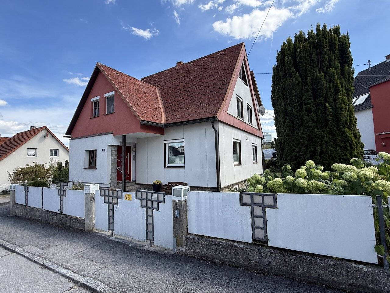 Spacious single family house with garden, garage and 9 rooms in the district capital Freistadt