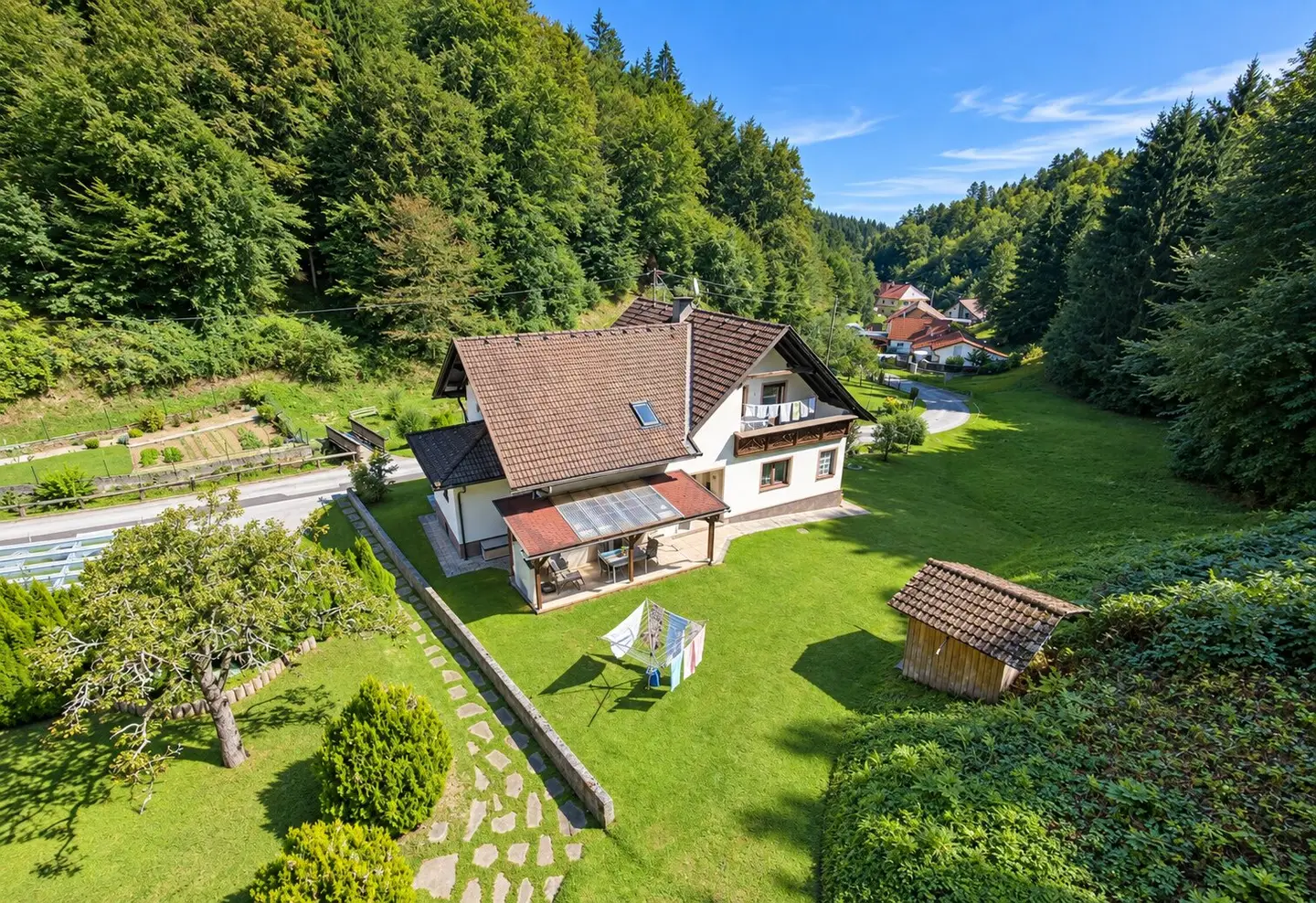 Großzügiges Familienzuhause mit zwei Haushälften, Balkon und Terrasse