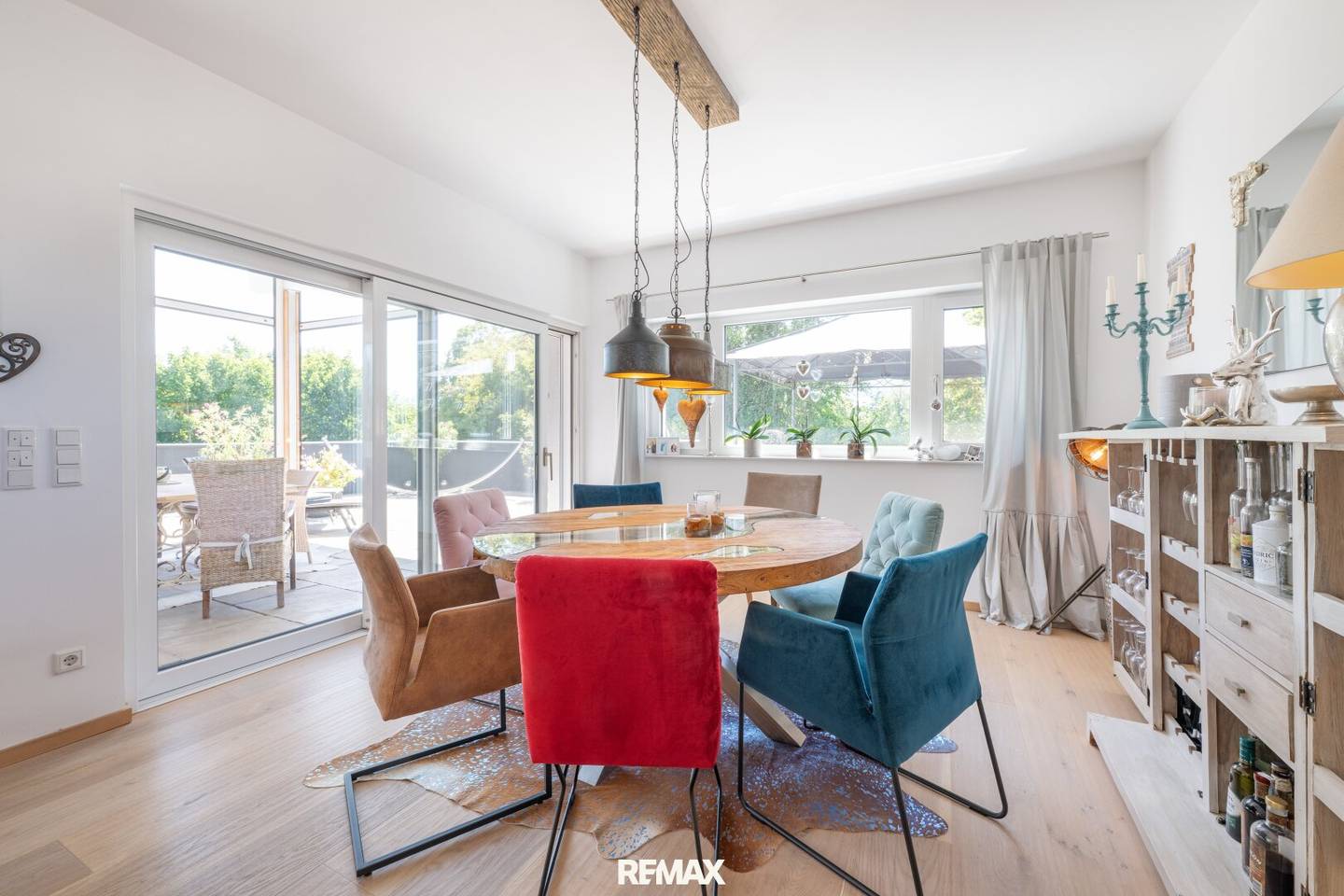 Penthouse with generous terraces, garden, Jacuzzi and commercial space for owner use or rental in Oberalm