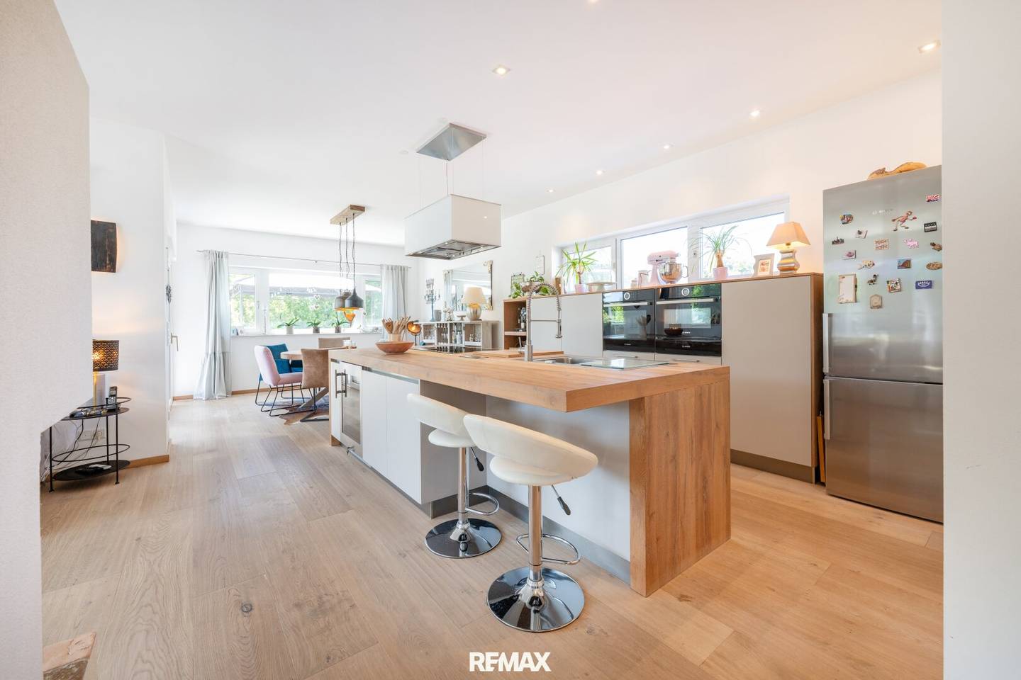 Penthouse with generous terraces, garden, Jacuzzi and commercial space for owner use or rental in Oberalm