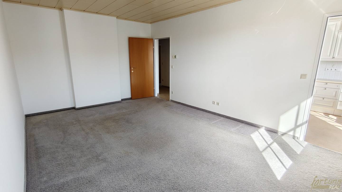 Spacious 4-room condominium with large cellar and private parking space