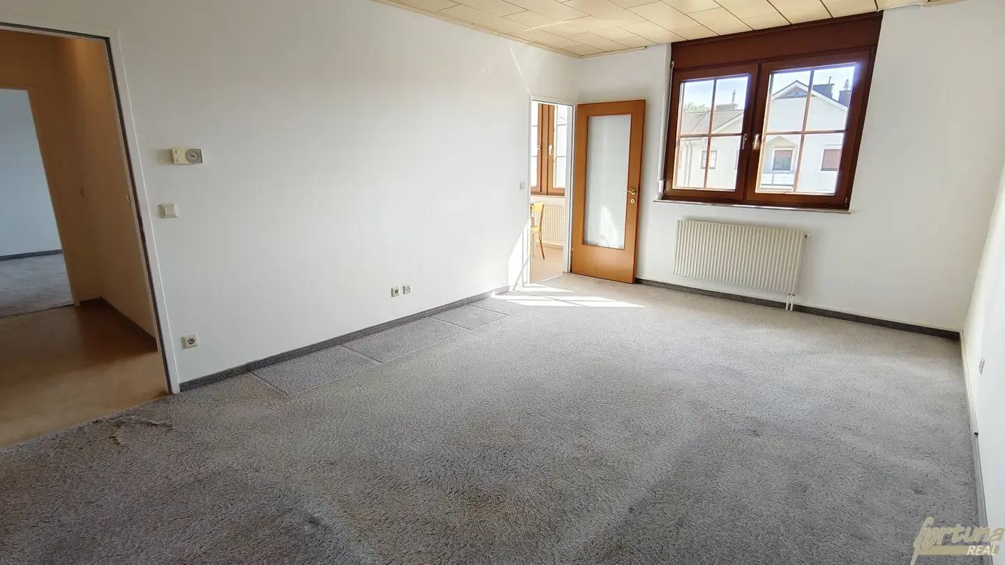 Spacious 4-room condominium with large cellar and private parking space