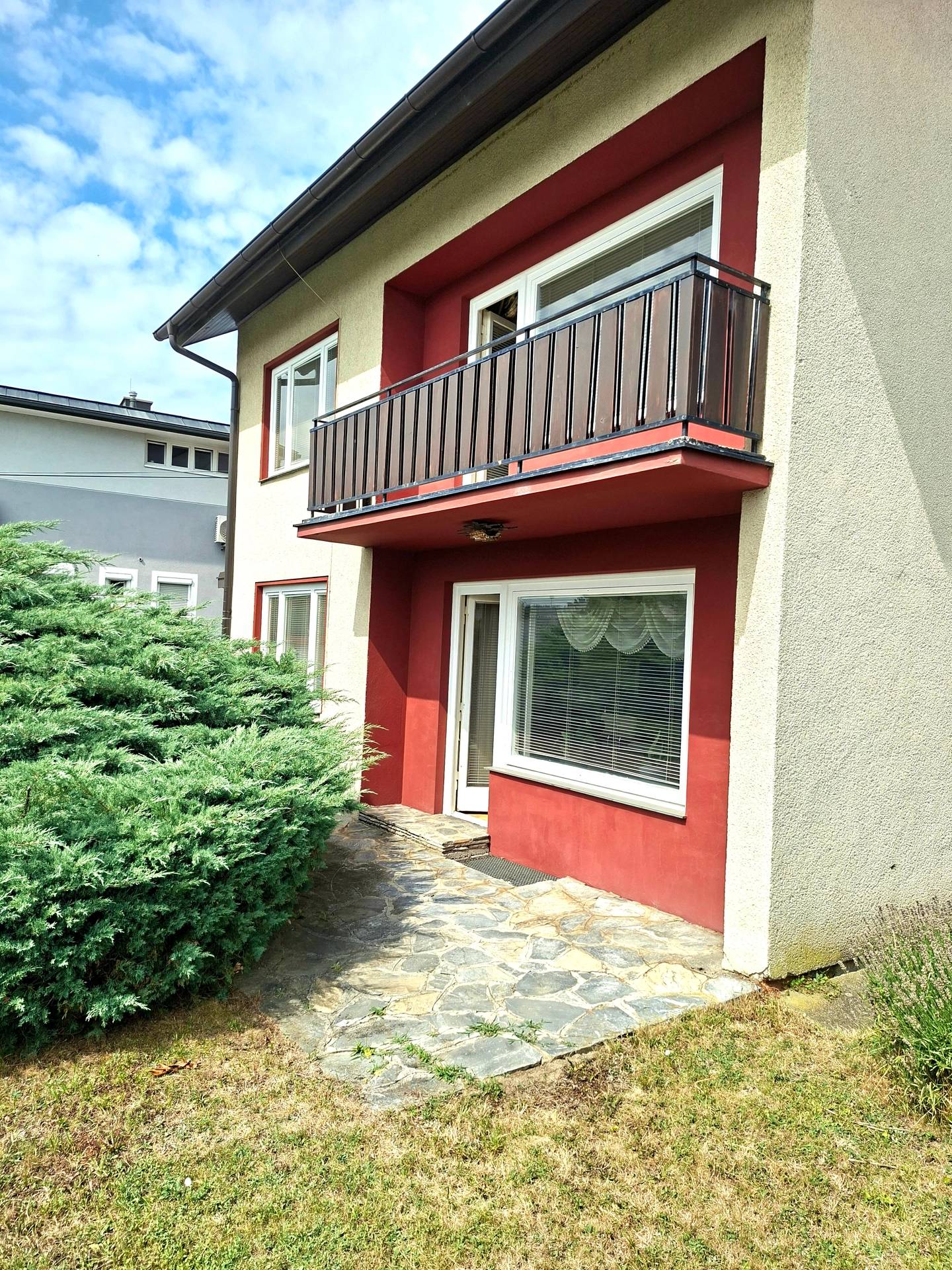 Well maintained townhouse with garage and small garden apartment