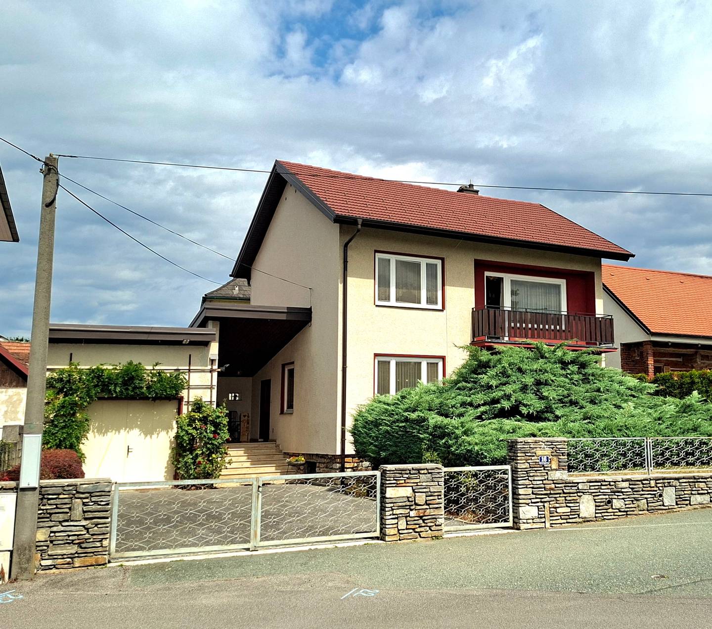 Well maintained townhouse with garage and small garden apartment