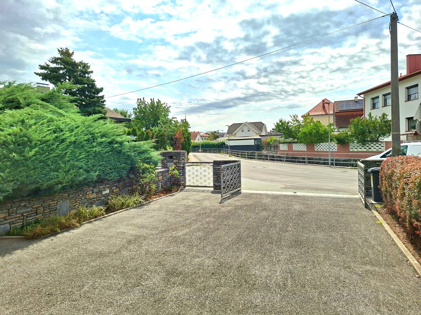 Well maintained townhouse with garage and small garden apartment