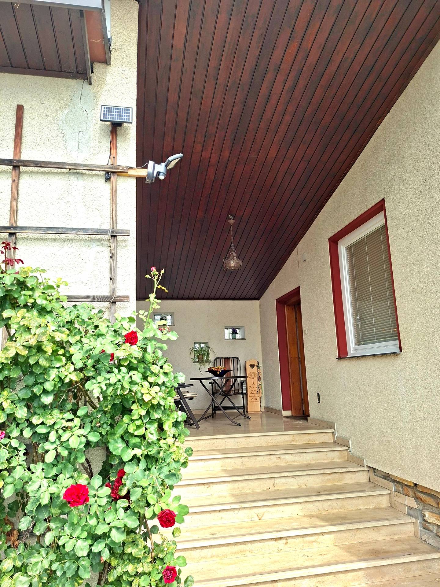 Well maintained townhouse with garage and small garden apartment