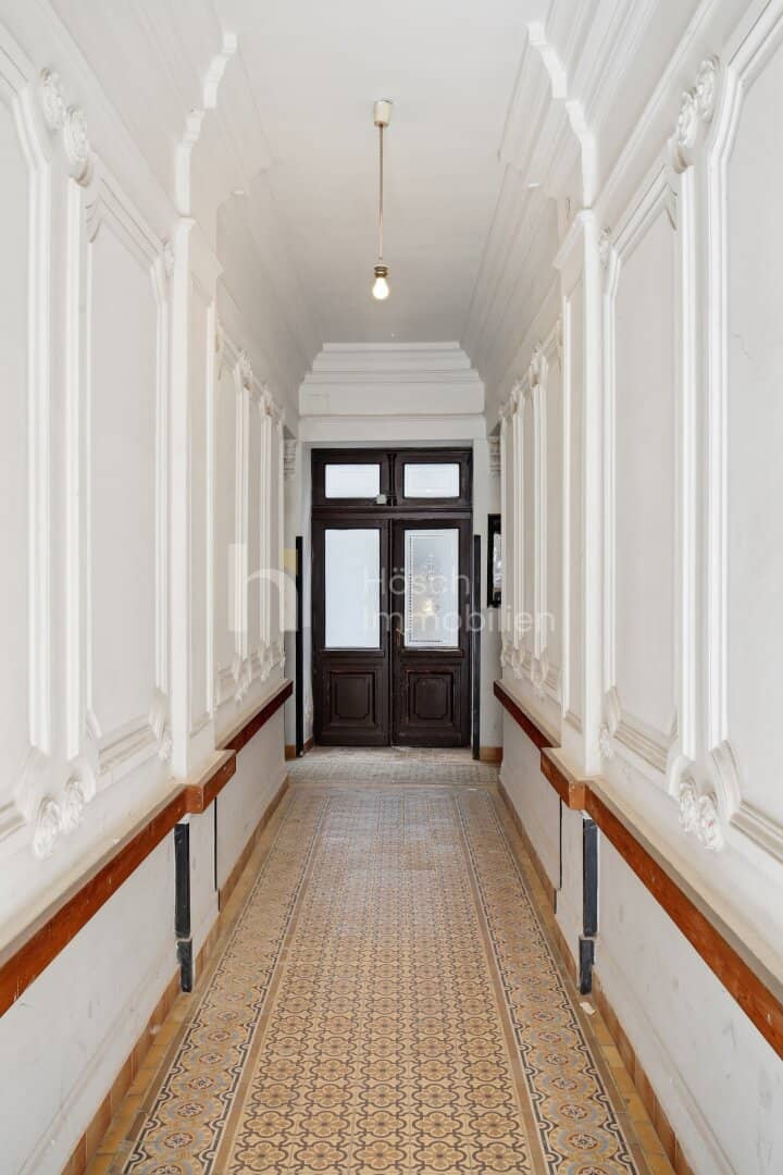 Two Houses, One Ensemble | Old Building with Elevator and Inner Courtyards in the Fifteenth