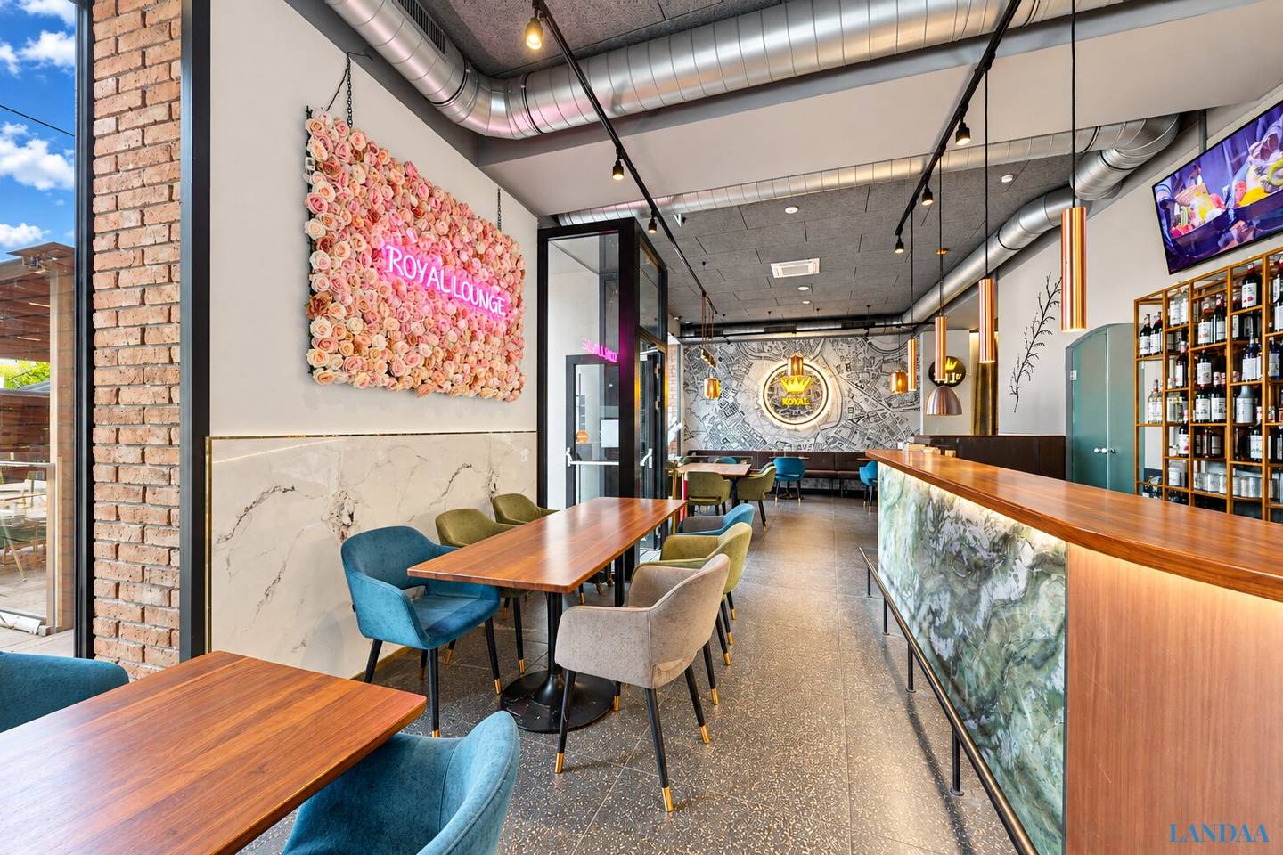 Operating restaurant in Brigittenau: 223 m², full kitchen, cellar, two outdoor seating areas
