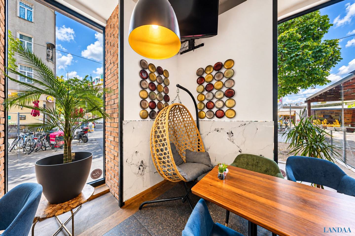 Operating restaurant in Brigittenau: 223 m², full kitchen, cellar, two outdoor seating areas