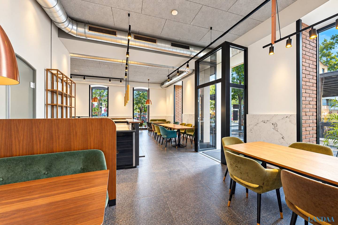 Operating restaurant in Brigittenau: 223 m², full kitchen, cellar, two outdoor seating areas