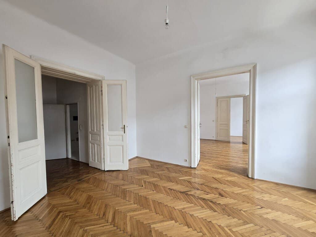 4-room old building rental on Mariahilfer Straße