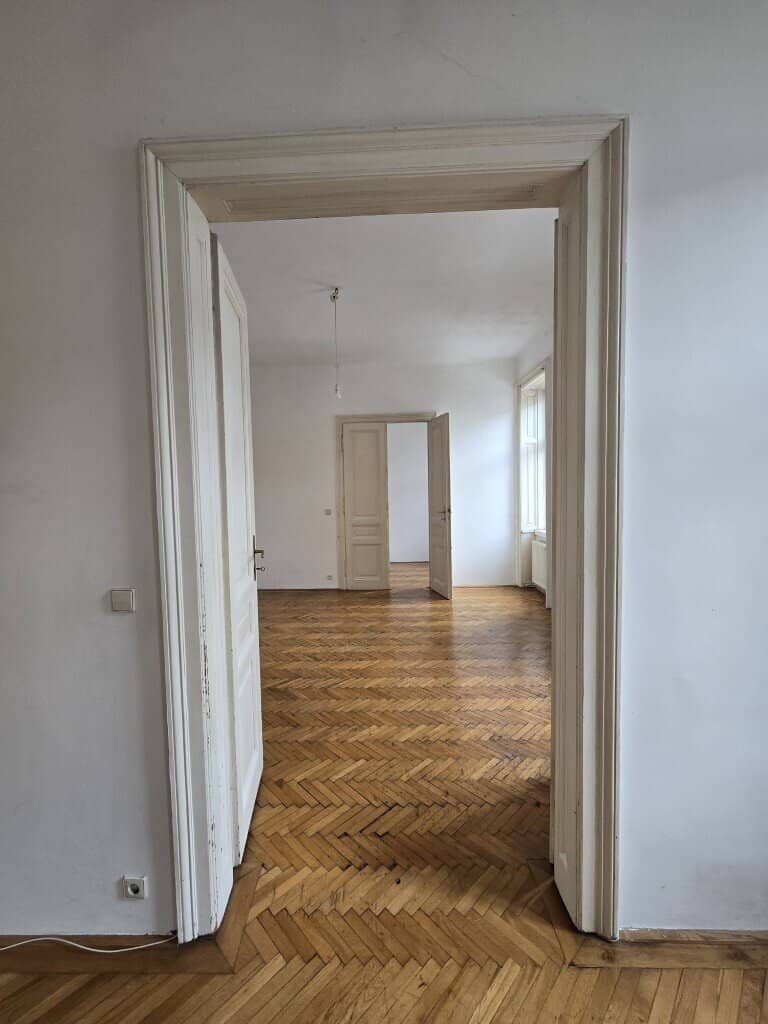 4-room old building rental on Mariahilfer Straße