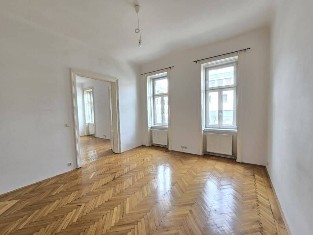 4-room old building rental on Mariahilfer Straße