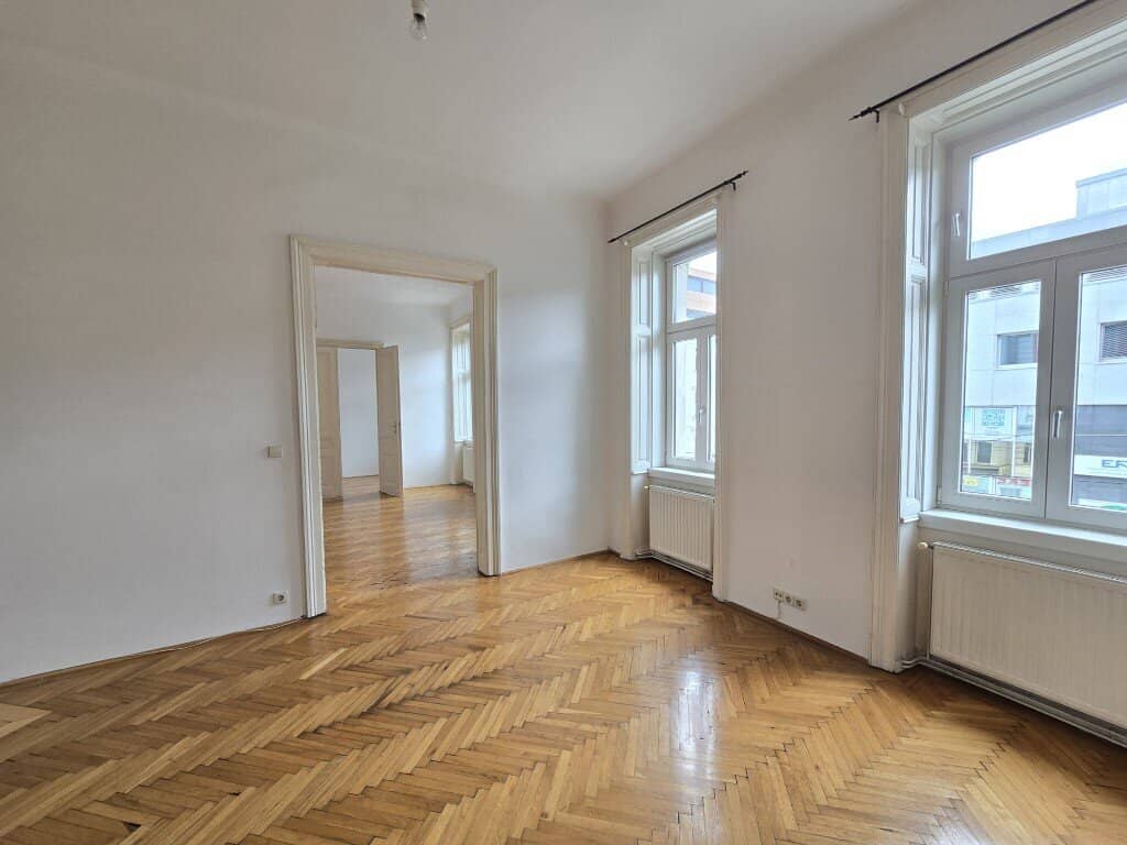4-room old building rental on Mariahilfer Straße