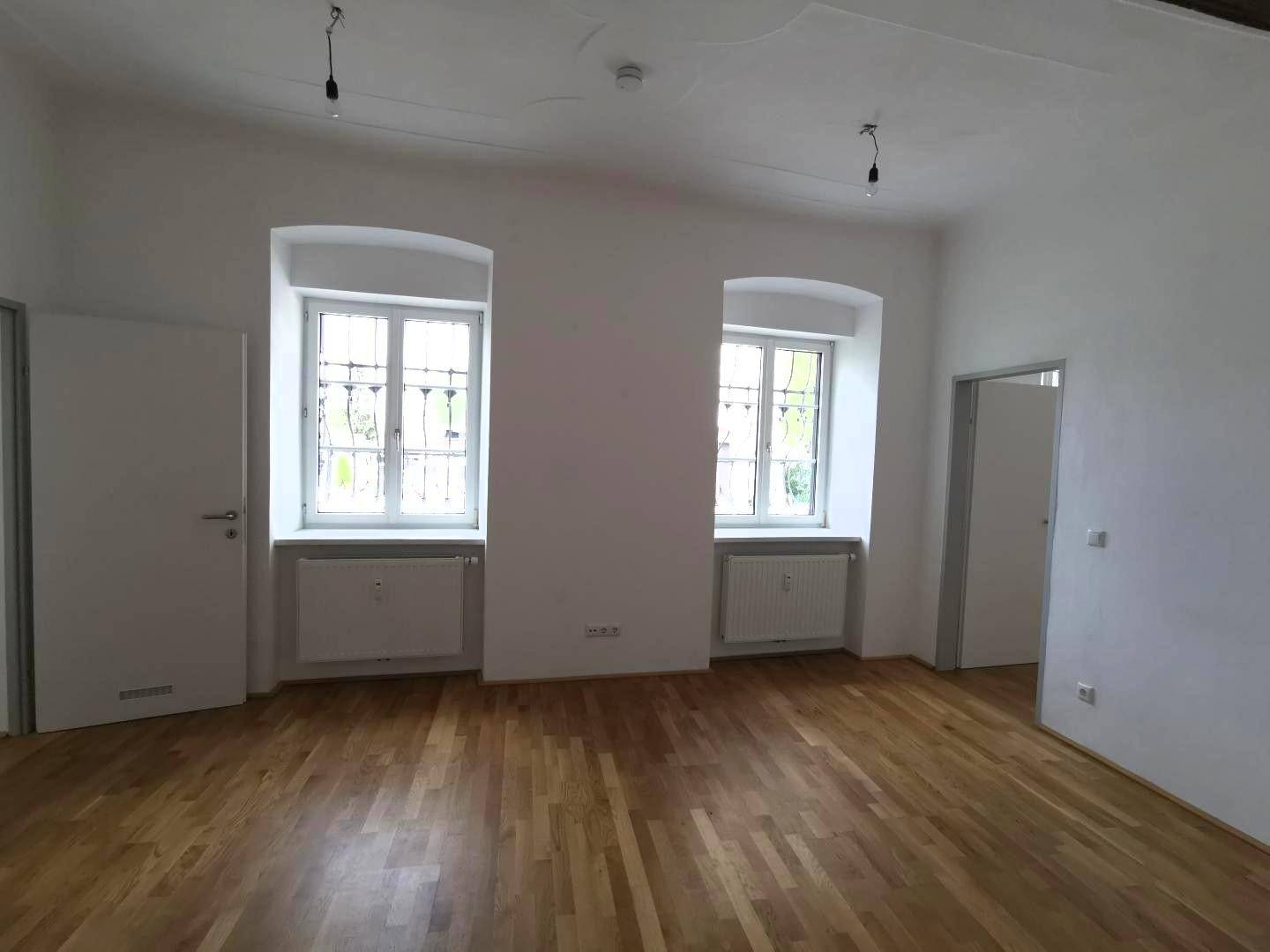Charming Altbauwohnung with stucco details and parking