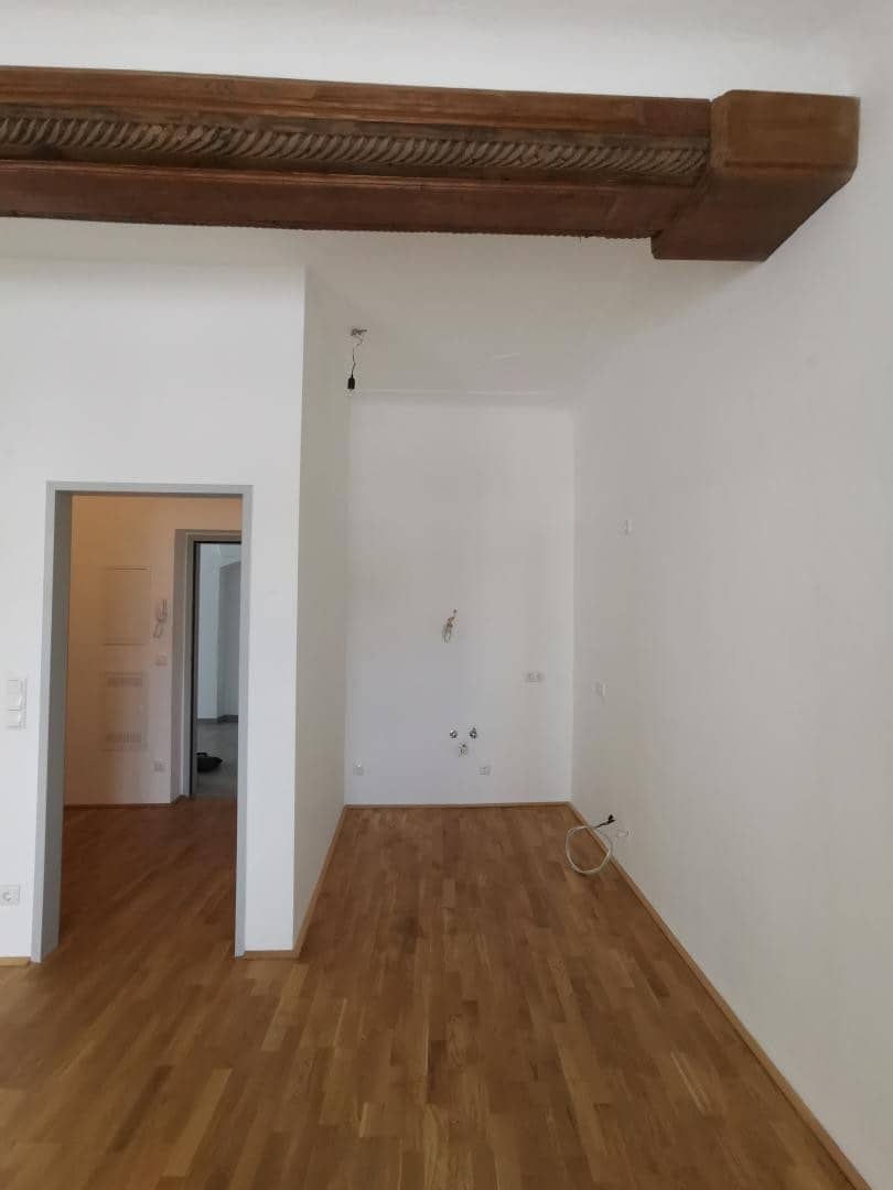 Charming Altbauwohnung with stucco details and parking