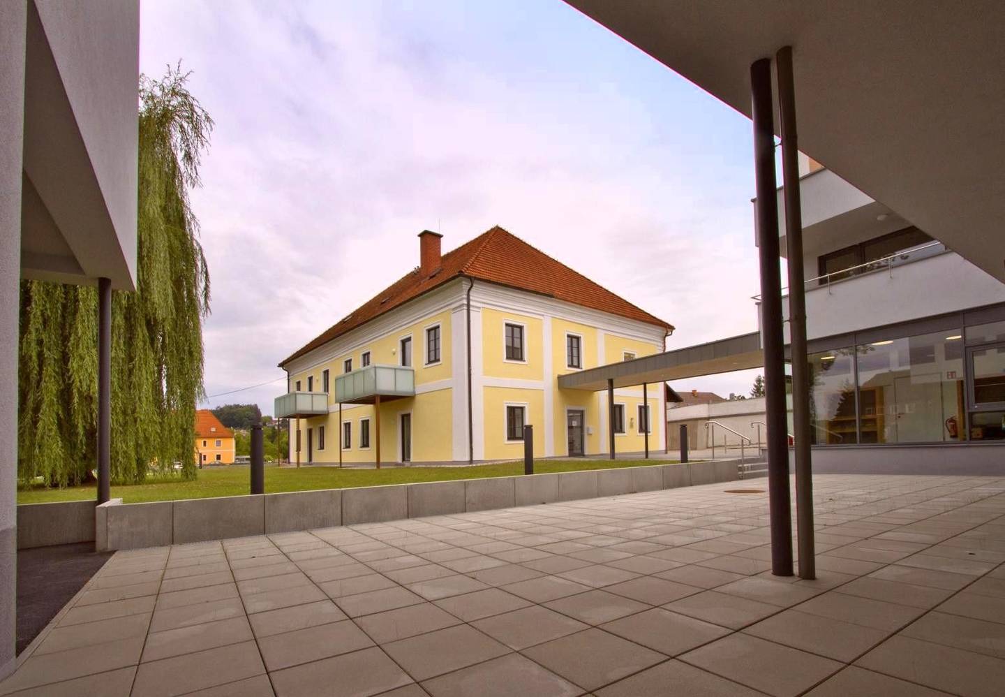 Charming Altbauwohnung with stucco details and parking