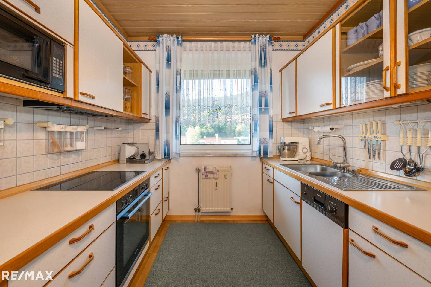 Bright apartment with green views near LKH
