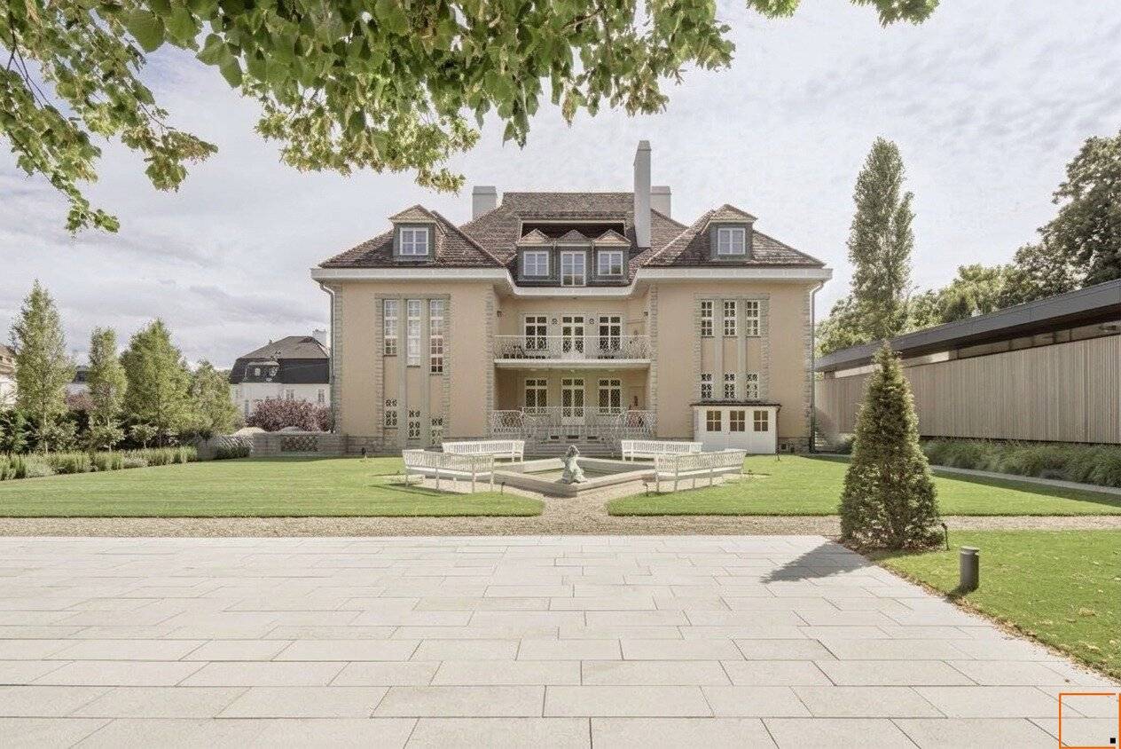 Cottageviertel: Terrassenwohnung in denkmalgeschützter Villa mit AC und Garagenplätzen