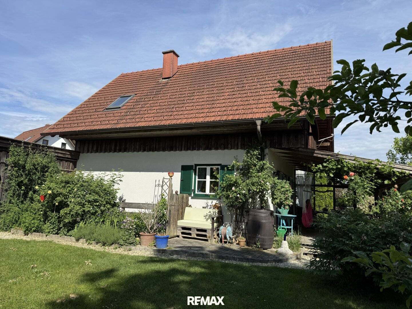 A cottage straight out of a picture book - romantic retreat with dream garden