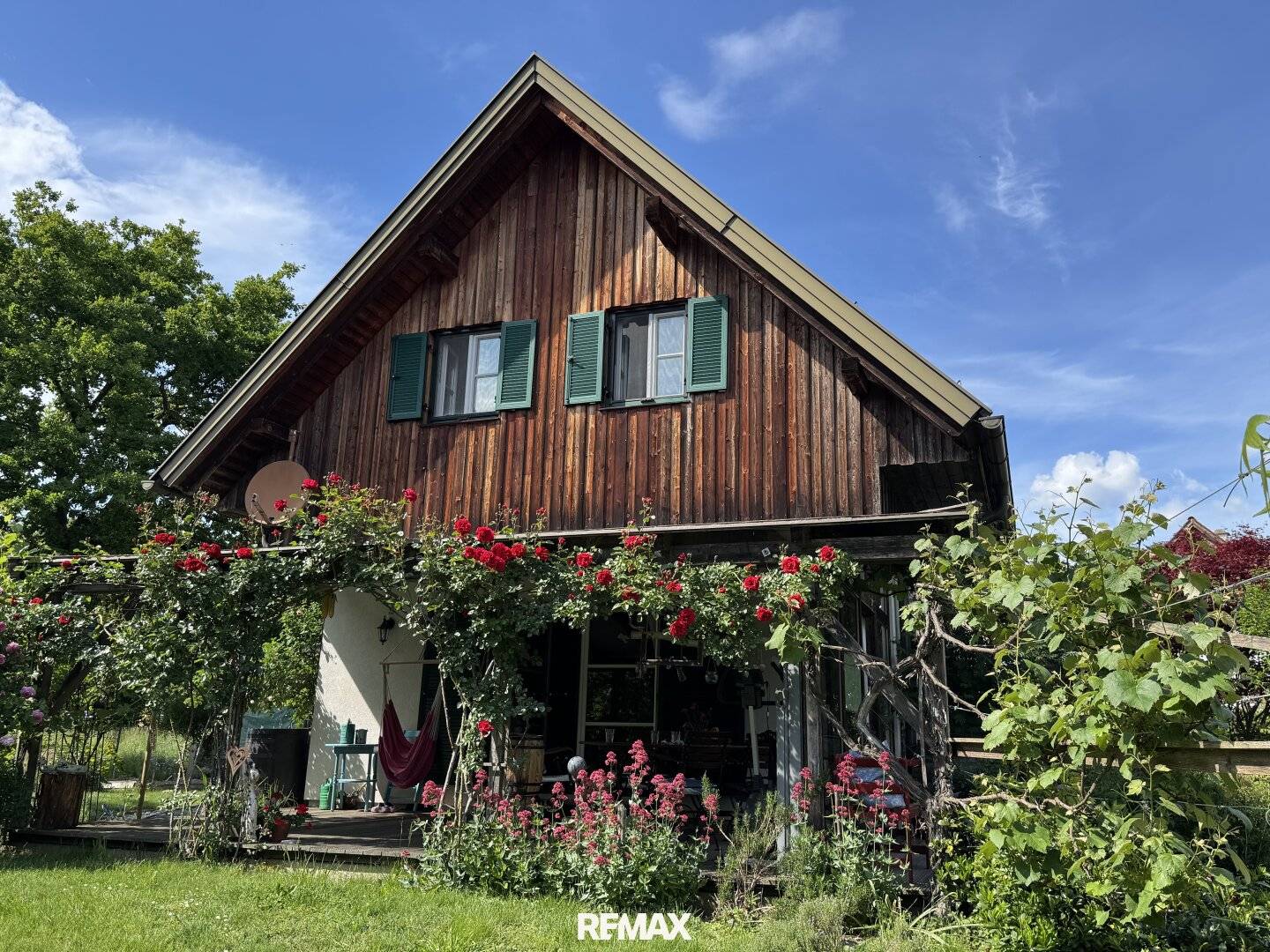 A cottage straight out of a picture book - romantic retreat with dream garden
