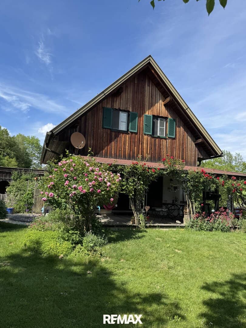 A cottage straight out of a picture book - romantic retreat with dream garden