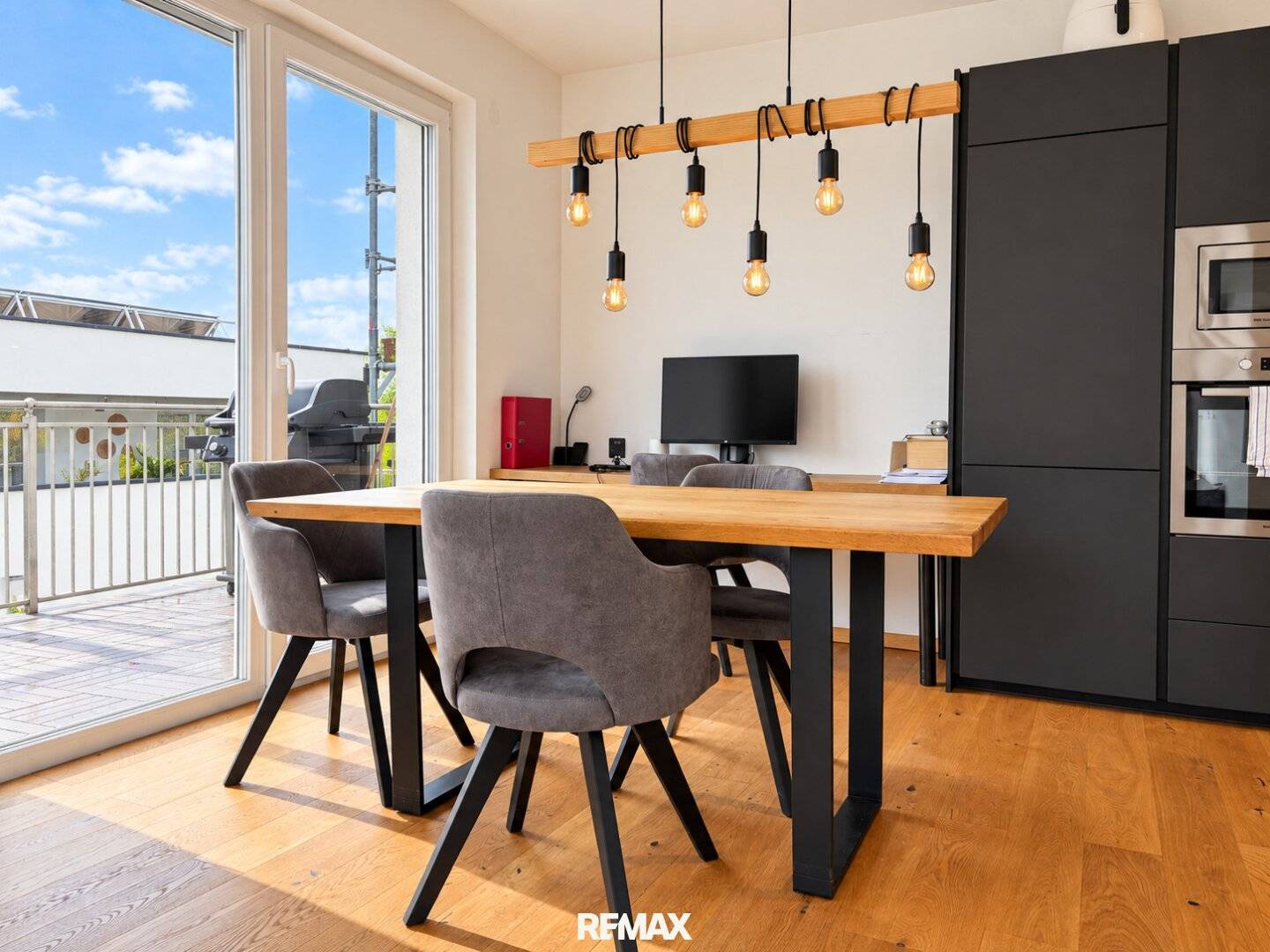 Attraktive 2-Zimmer-Wohnung mit Balkon &amp; extrabreitem Tiefgaragenplatz