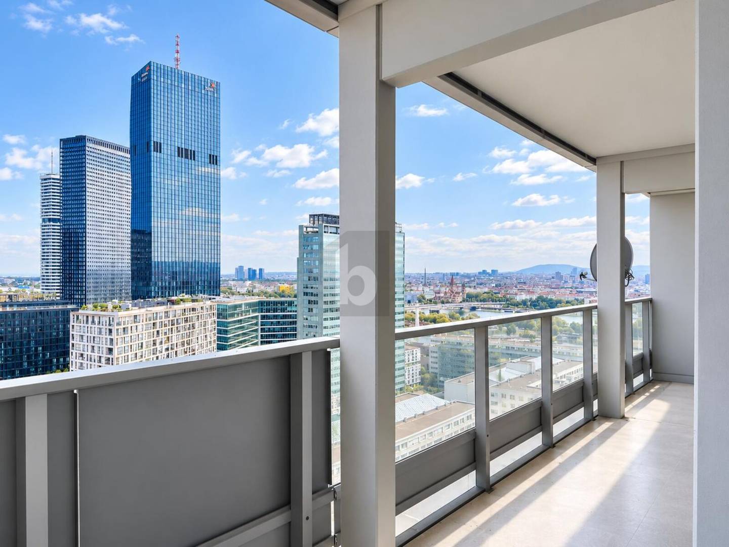 Helle Wohnung mit großer Loggia und Weitblick