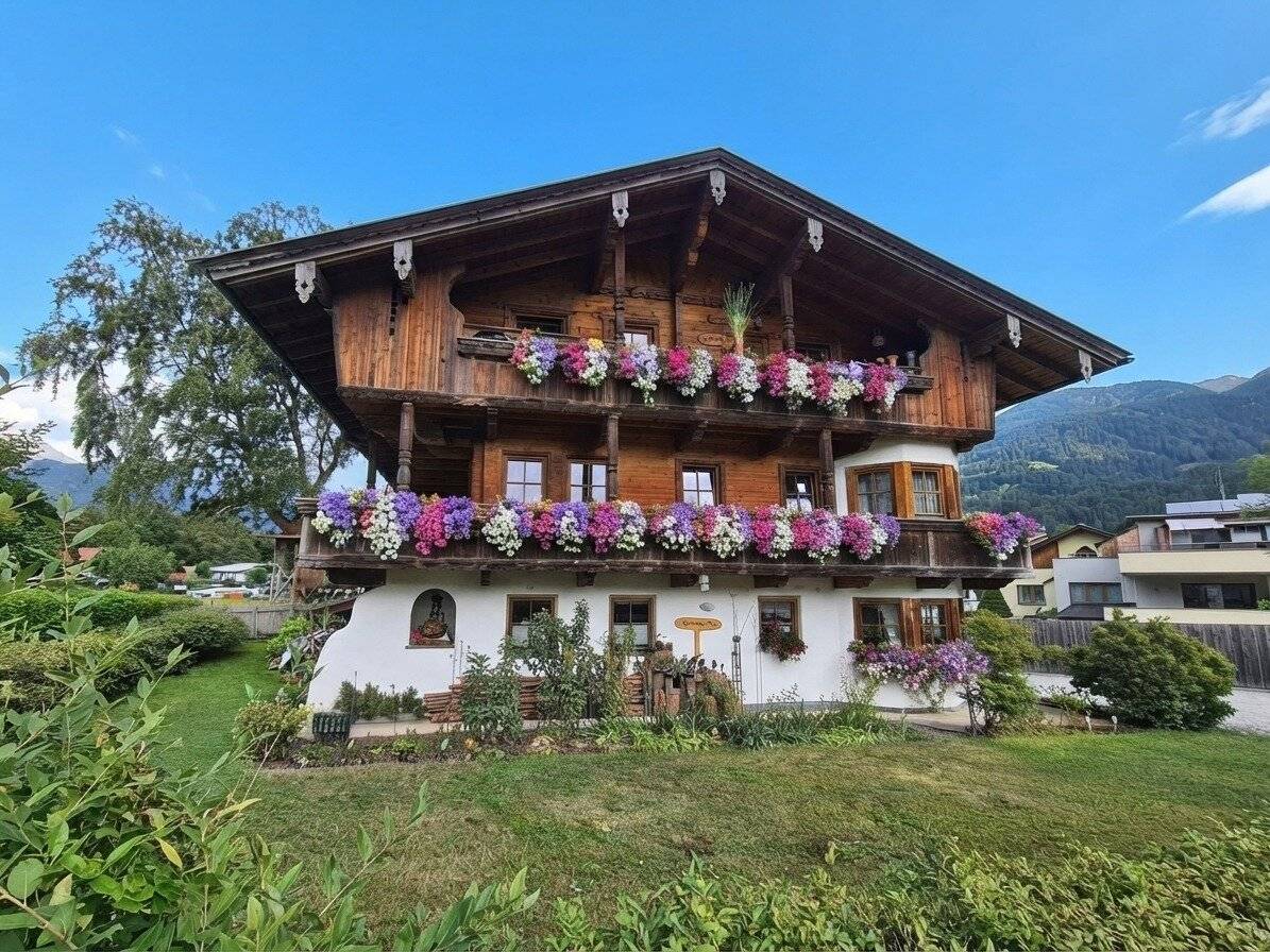 Large well maintained traditional Tyrolean house with 4 residential units at Lake Achensee