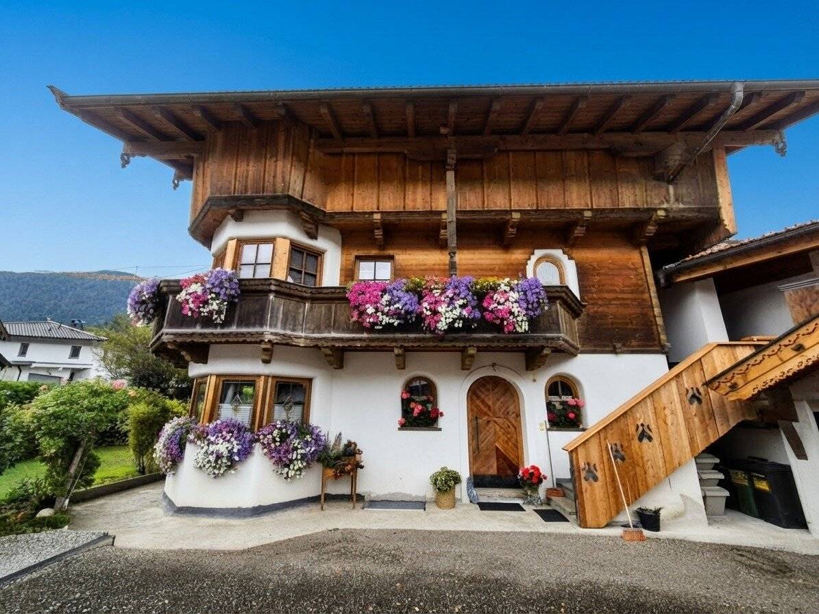 Large well maintained traditional Tyrolean house with 4 residential units at Lake Achensee