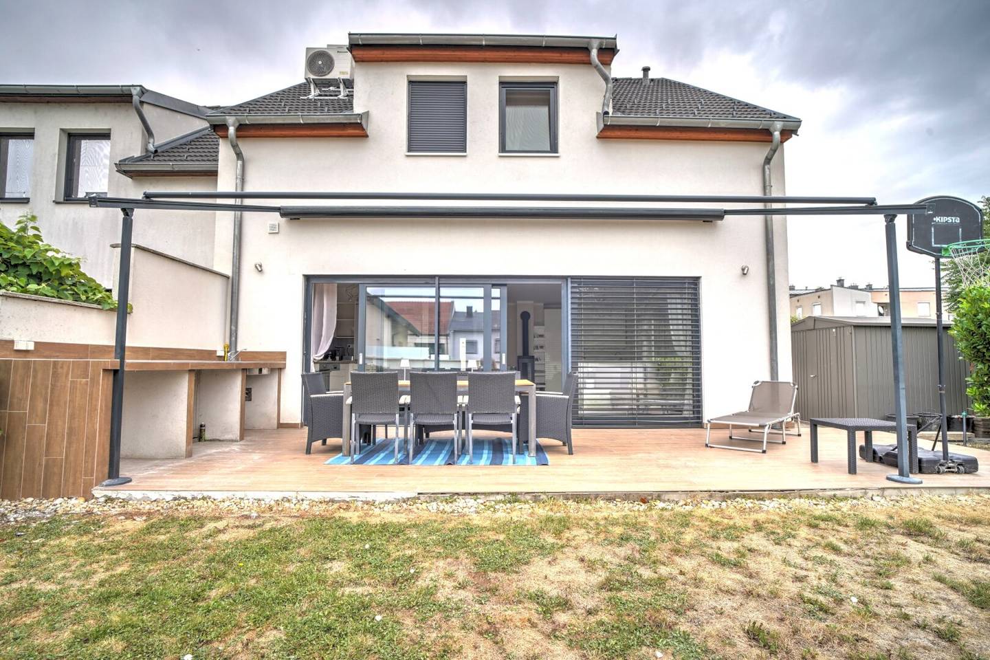 Modernes Familienhaus mit großzügigem Garten in ruhiger Zentrallage von Neusiedl am See