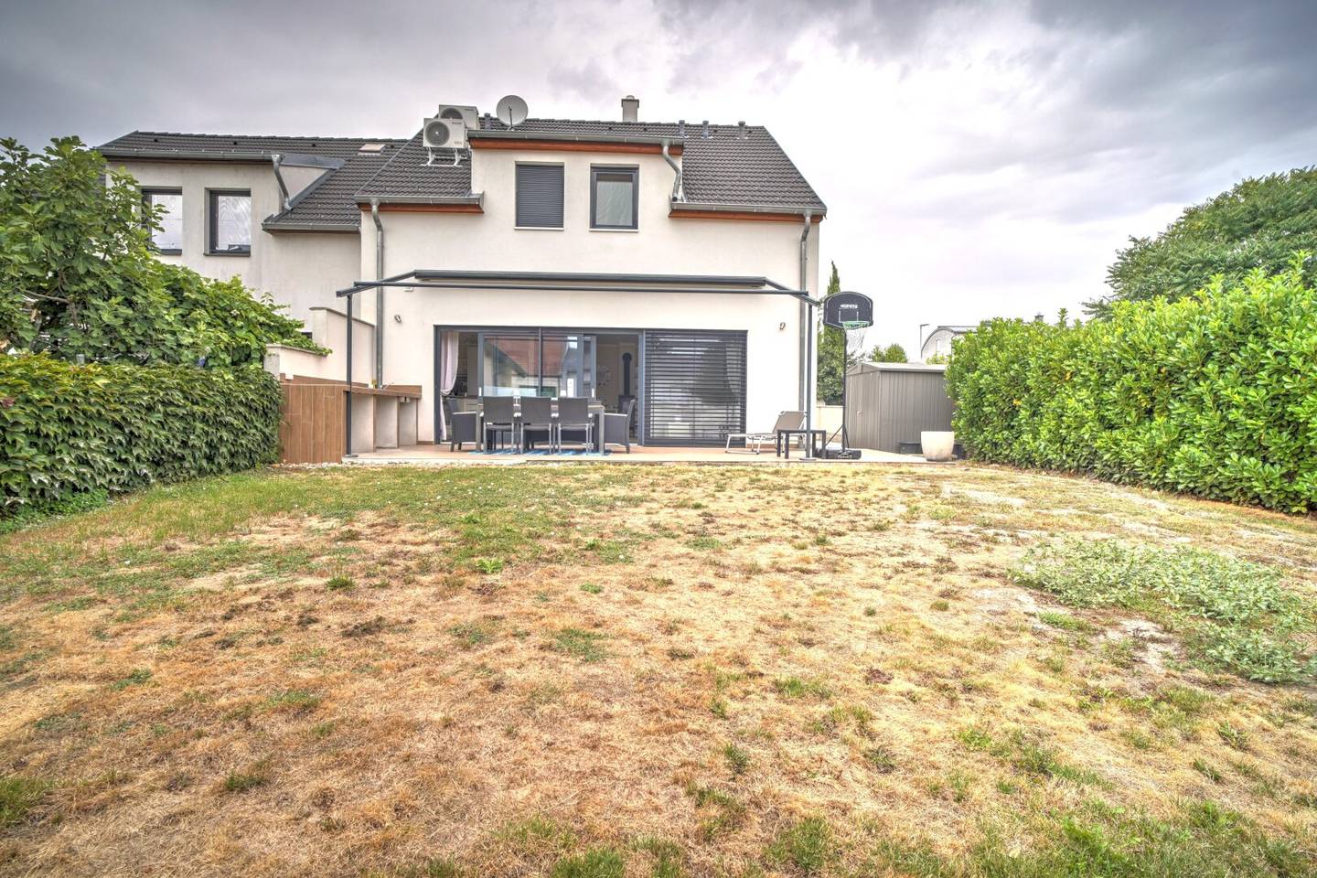 Modernes Familienhaus mit großzügigem Garten in ruhiger Zentrallage von Neusiedl am See