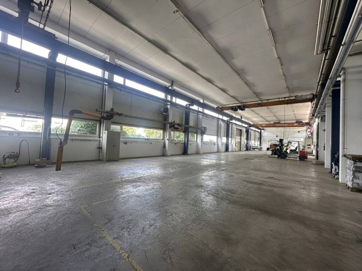 Centrally located production hall with 3 cranes, large roller doors, storage rooms, office and outdoor area.