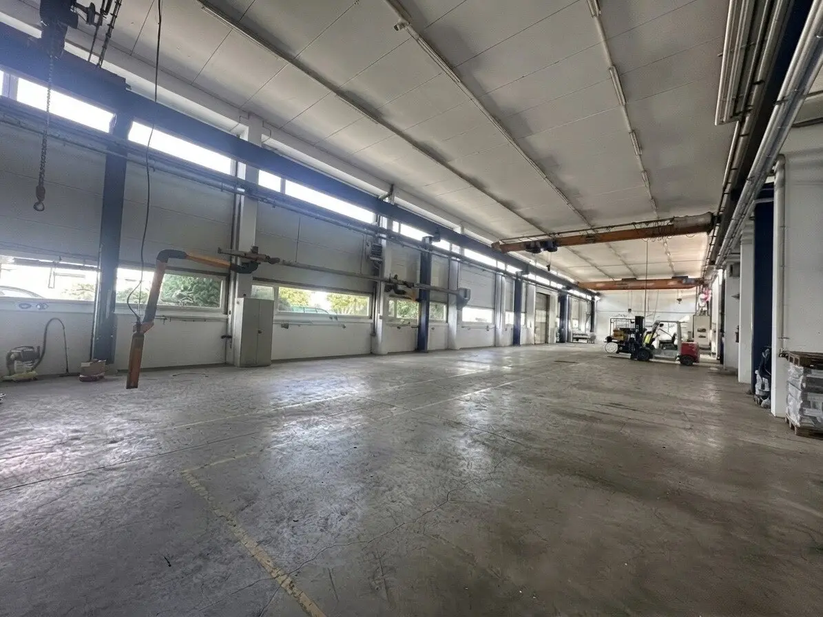 Zentral gelegene Produktionshalle mit 3 Kränen, großen Rolltoren, Lagerräumen, Büro und Outdoorbereich.