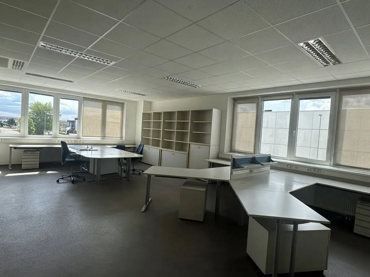 Centrally located production hall with 3 cranes, large roller doors, storage rooms, office and outdoor area.