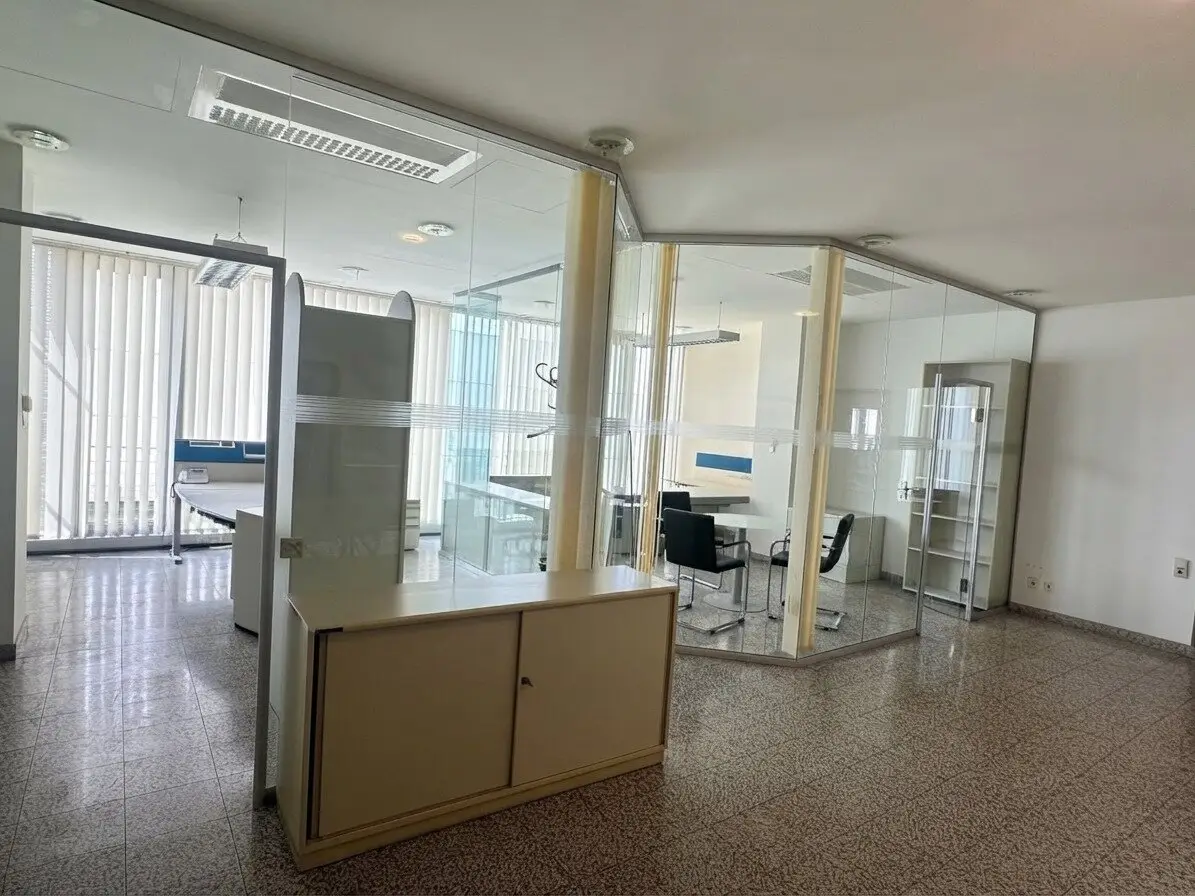 Centrally located production hall with 3 cranes, large roller doors, storage rooms, office and outdoor area.