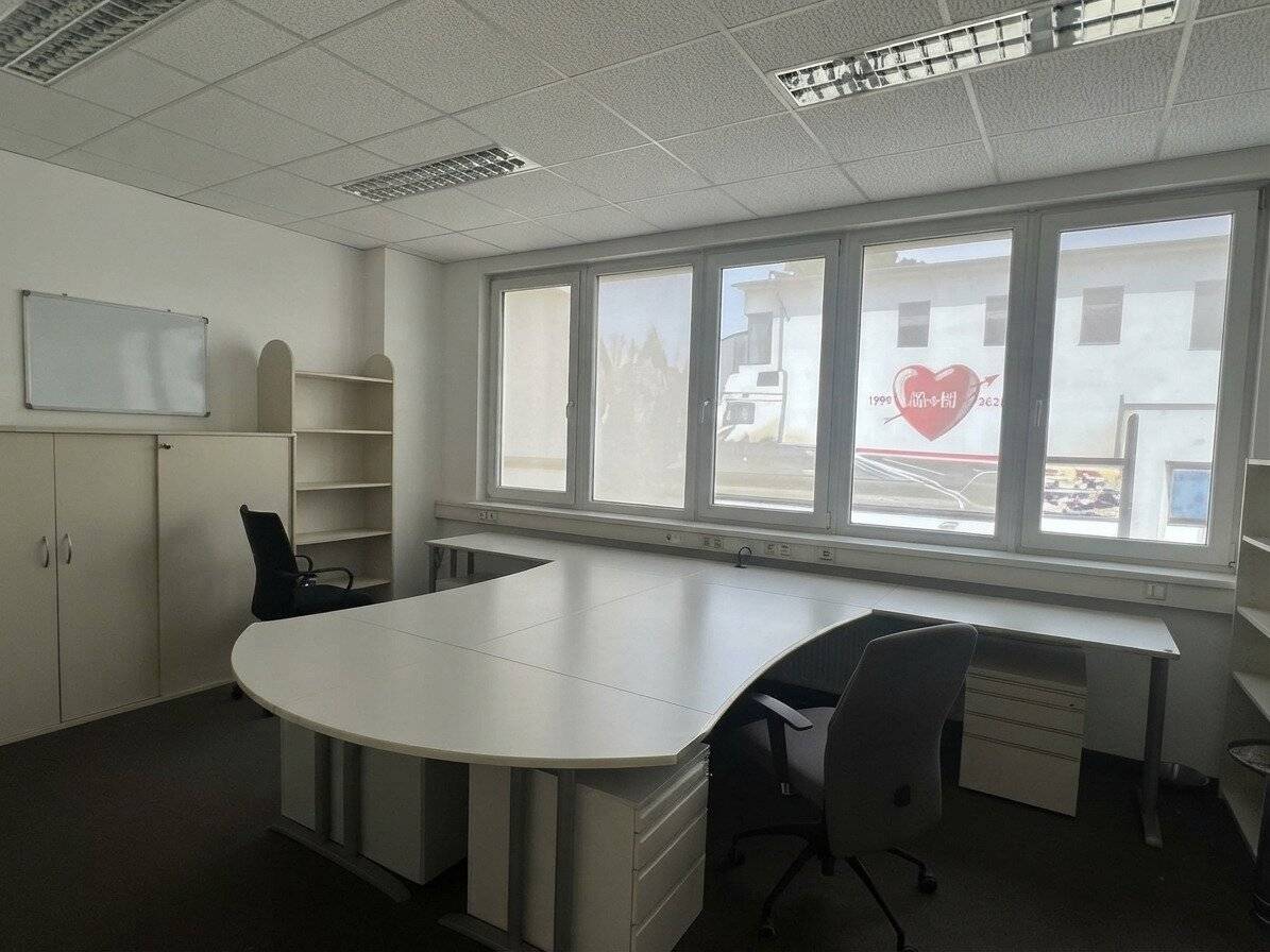 Centrally located production hall with 3 cranes, large roller doors, storage rooms, office and outdoor area.