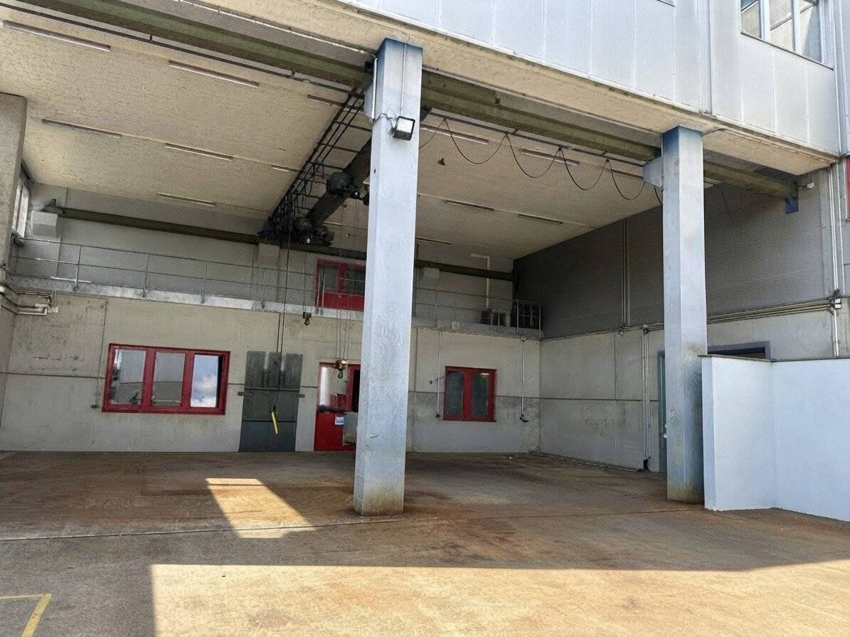 Centrally located production hall with 3 cranes, large roller doors, storage rooms, office and outdoor area.