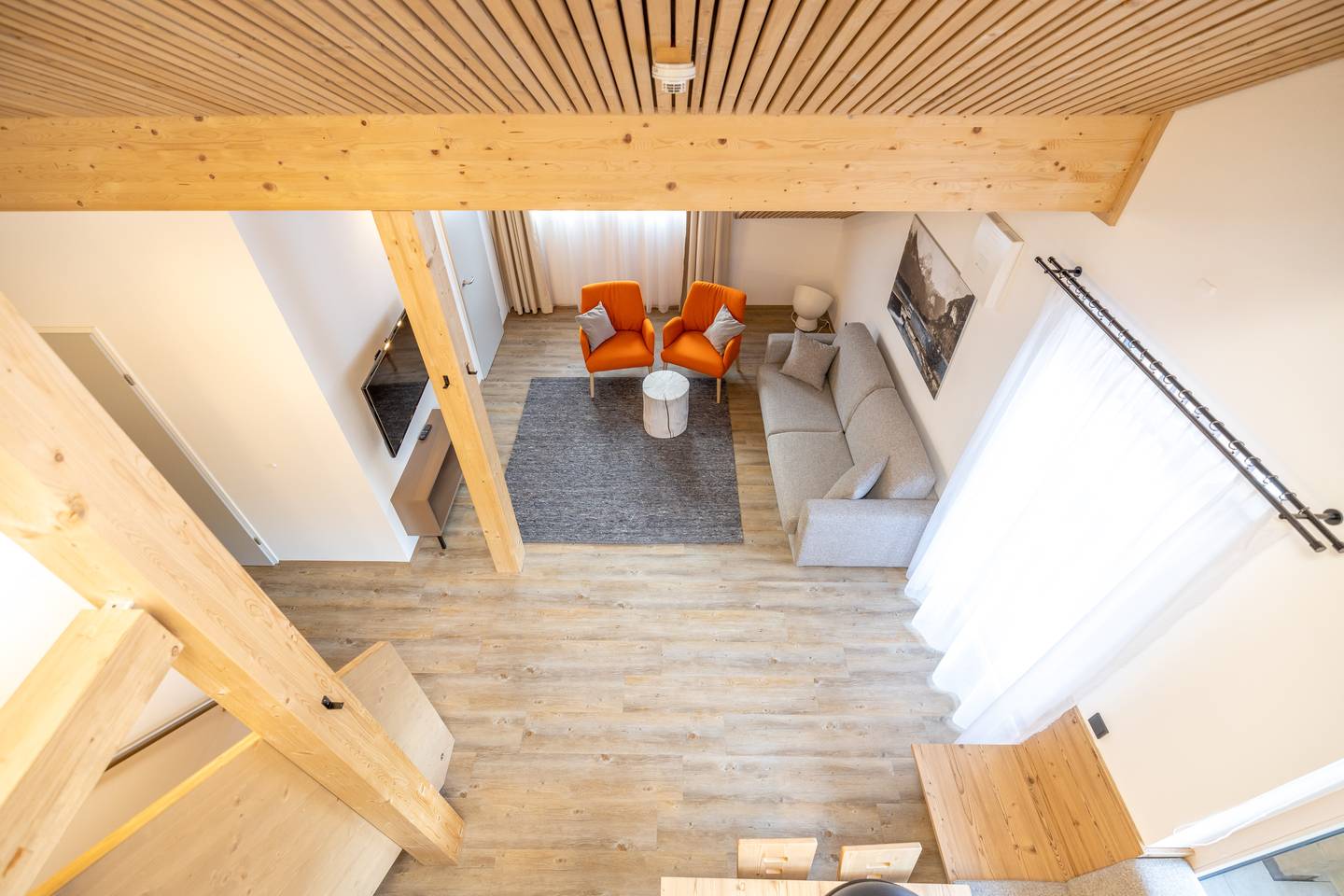 Luftige Dachgeschosswohnung mit Galerie und Balkon nahe Hössbahn