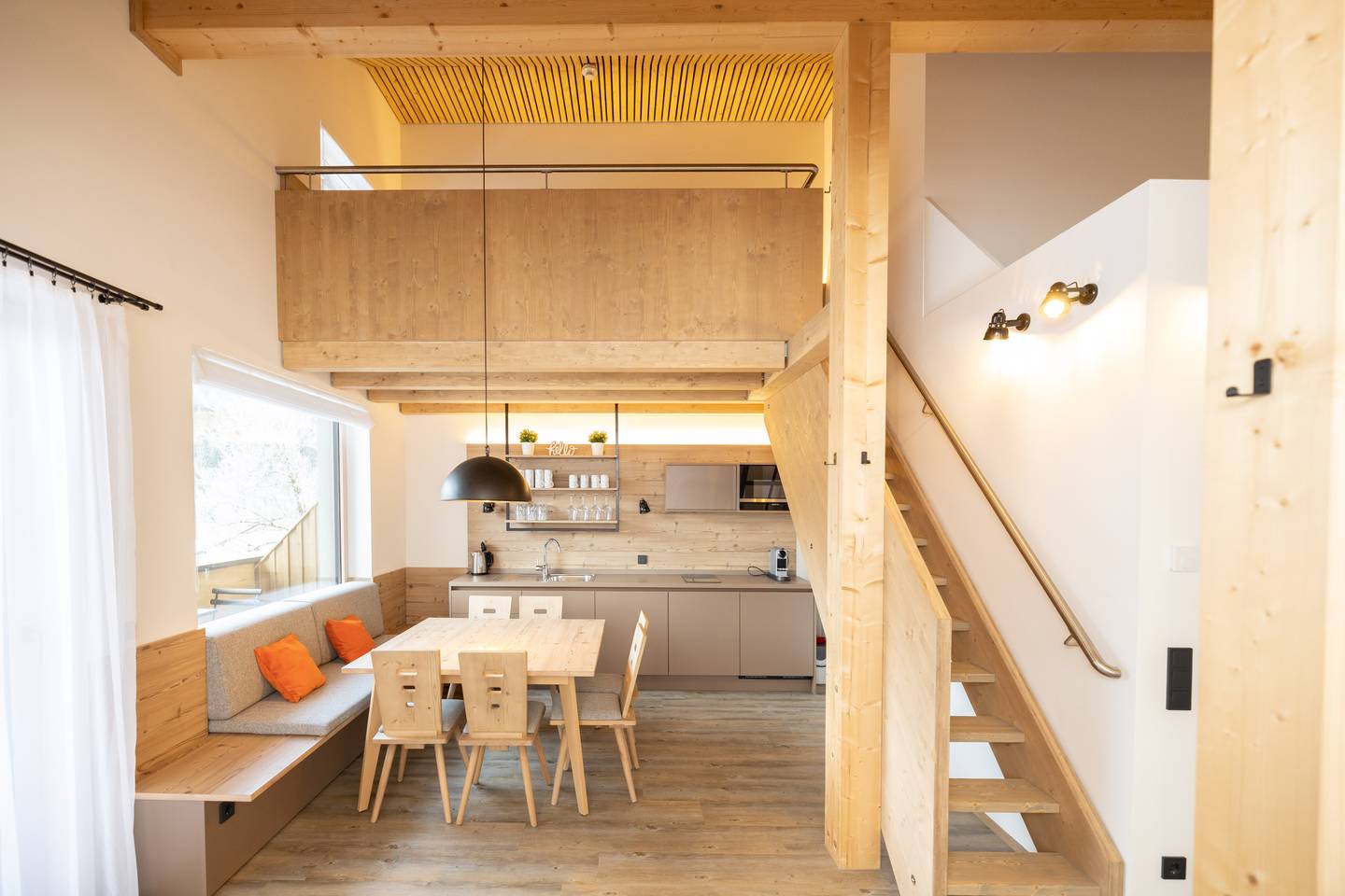 Luftige Dachgeschosswohnung mit Galerie und Balkon nahe Hössbahn