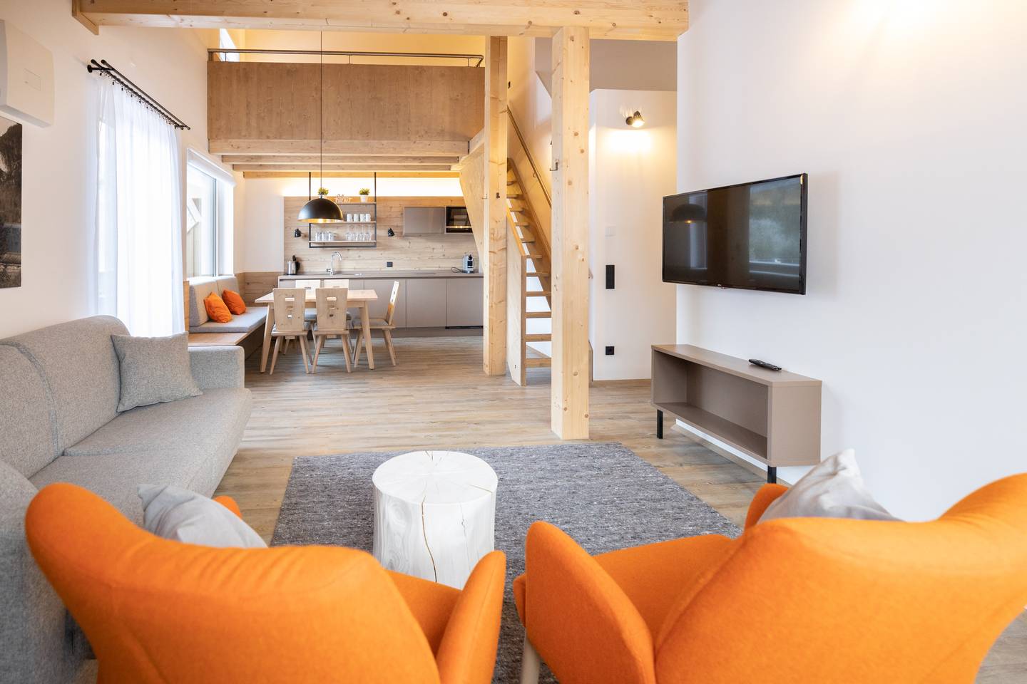 Luftige Dachgeschosswohnung mit Galerie und Balkon nahe Hössbahn