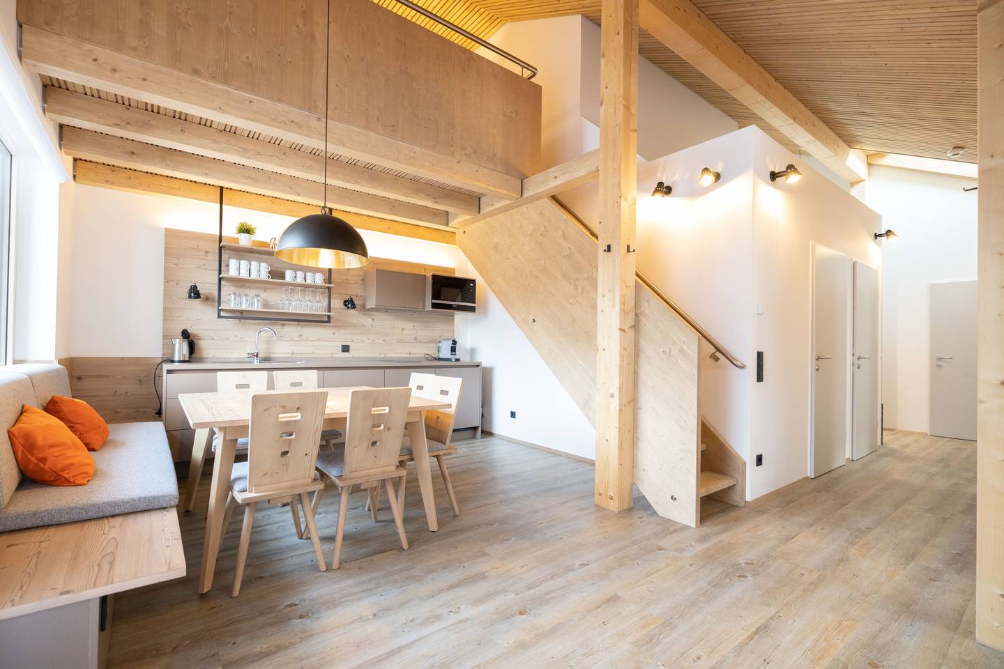 Luftige Dachgeschosswohnung mit Galerie und Balkon nahe Hössbahn